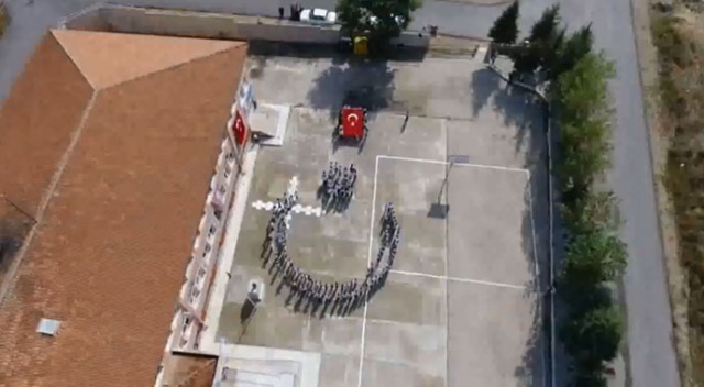 Öğrencilerden Mehmetçiğe ay yıldız koreografili destek