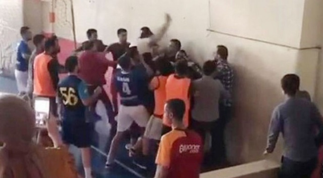 Öğretmenlerin kavgasını öğrenciler ayırdı