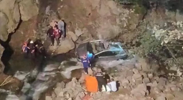 Otomobil dereye yuvarlandı: 1 ölü, 2 yaralı Otomobil dereye yuvarlandı: 1 ölü, 2 yaralı