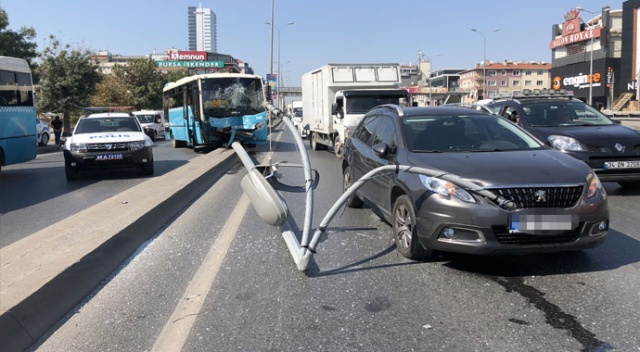 Özel halk otobüsü orta refüje çıktı: 5 yaralı Özel halk otobüsü orta refüje çıktı: 5 yaralı