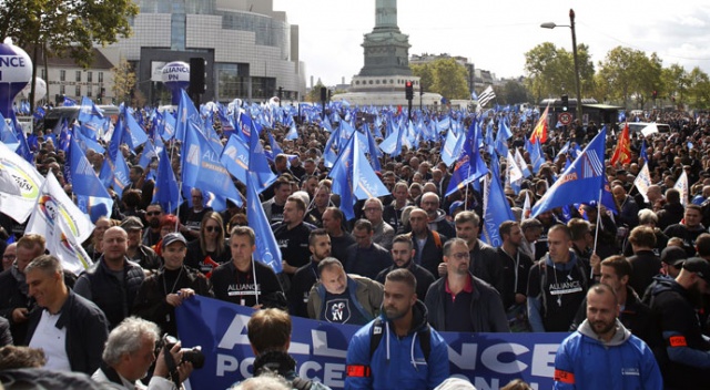 Paris'te polisler gösteri düzenledi Paris'te polisler gösteri düzenledi