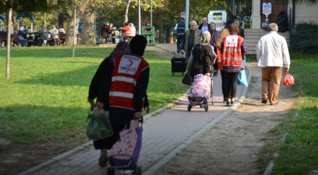 Pazardan dönen yaşlılara öyle bir sürpriz yaptılar ki...Kimse inanamadı