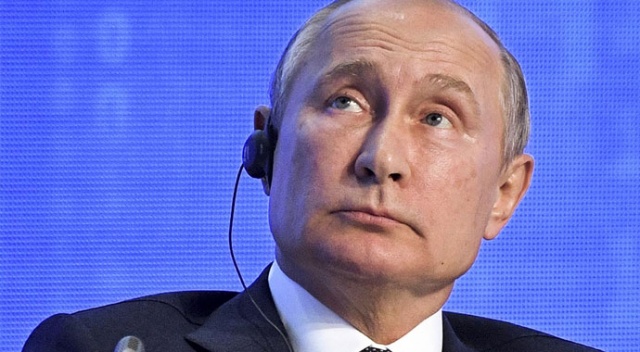 Putin'in kartvizitini 2 milyon ruble'ye satışa çıkardı Putin'in kartvizitini 2 milyon ruble'ye satışa çıkardı