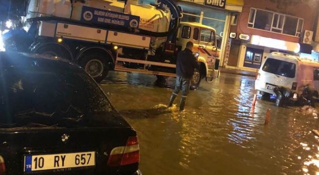 Sağanak yağış hayatı olumsuz etkiledi Sağanak yağış hayatı olumsuz etkiledi