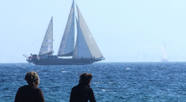 Sahil şeridinden geçen dev yelkenlileri turistler pür dikkat izledi Sahil şeridinden geçen dev yelkenlileri turistler pür dikkat izledi