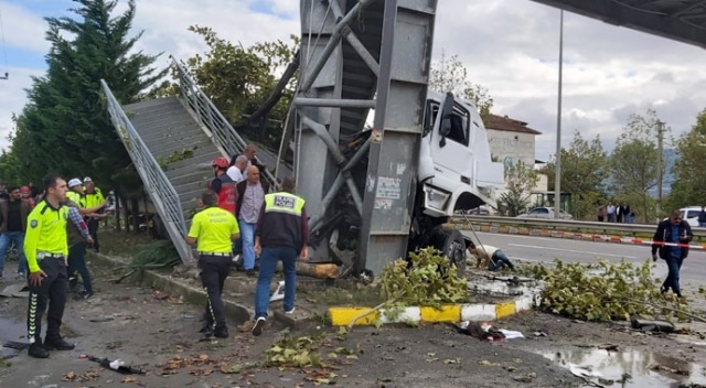 Sakarya&#039;da tır otobüs durağına çarptı: 2 ölü, 3 yaralı
