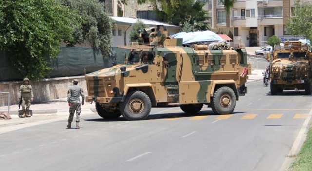 Şanlıurfa'da Suriye sınırına askeri sevkiyat Şanlıurfa'da Suriye sınırına askeri sevkiyat