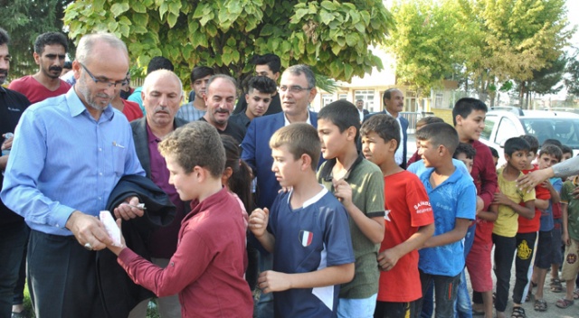 Şehit babaları sınırdaki çocuklara harçlık dağıttı