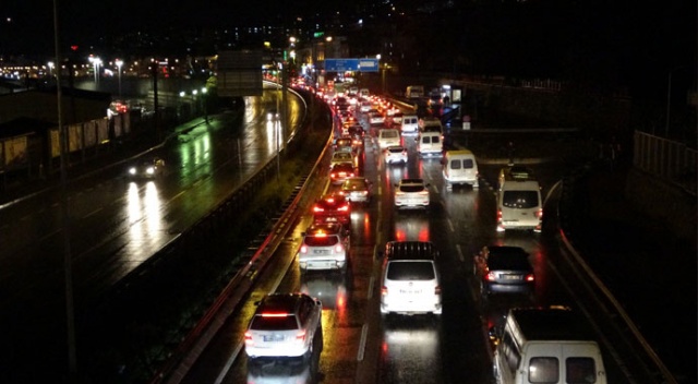 Şiddetli yağış sonrası Karadeniz Sahil Yolu'nda uzun kuyruklar oluştu Şiddetli yağış sonrası Karadeniz Sahil Yolu'nda uzun kuyruklar oluştu