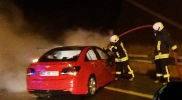 Siirt’te bariyerlere çarpan araç alev alarak yandı