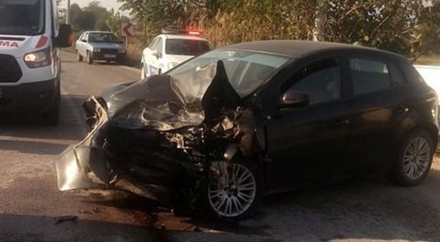 Sıkışan sürücüyü itfaiye kurtardı Sıkışan sürücüyü itfaiye kurtardı