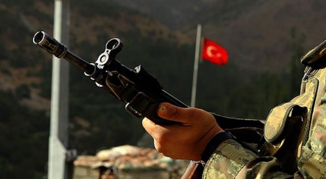 Suriye&#039;de ağır yaralanan asker şehit oldu