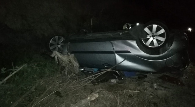 Takla atan otomobilin şoförü araçta sıkıştı