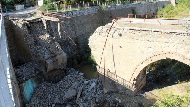 Tarihi Maden Köprüsü çöktü Tarihi Maden Köprüsü çöktü