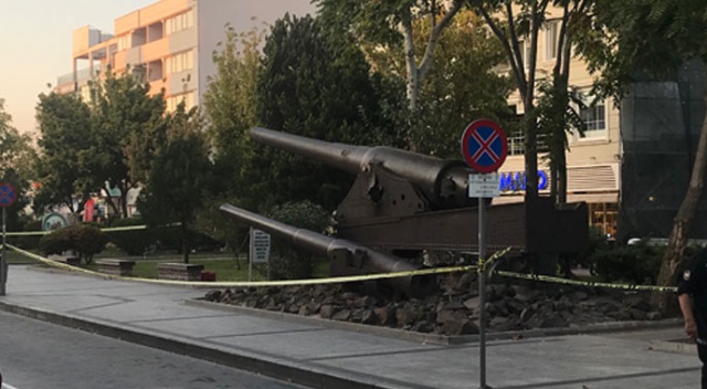 Tarihi top önünde şüpheli valiz paniği
