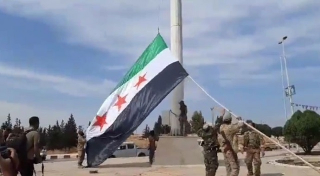 Tel Abyad merkezine Suriye Milli Ordusu bayrağı çekildi Tel Abyad merkezine Suriye Milli Ordusu bayrağı çekildi
