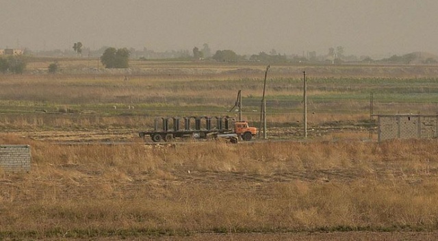 Terör örgütü YPG/PKK'dan sınır hattına beton blok sevkiyatı Terör örgütü YPG/PKK'dan sınır hattına beton blok sevkiyatı