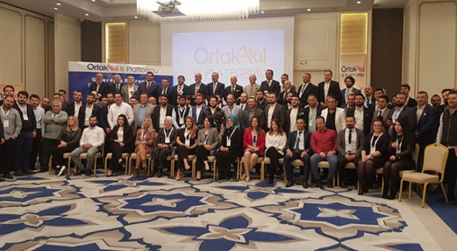 Türkiye'nin önde gelen iş adamları, tecrübelerini gençlerle paylaştı Türkiye'nin önde gelen iş adamları, tecrübelerini gençlerle paylaştı
