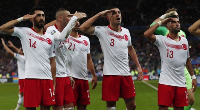 UEFA'dan skandal karar! 'Asker selamı' için soruşturma başlattılar UEFA'dan skandal karar! 'Asker selamı' için soruşturma başlattılar
