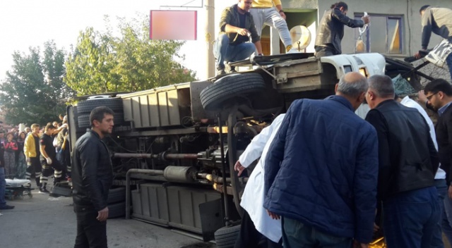 Uşak'ta işçi servisiyle otomobil çarpıştı: 14 yaralı