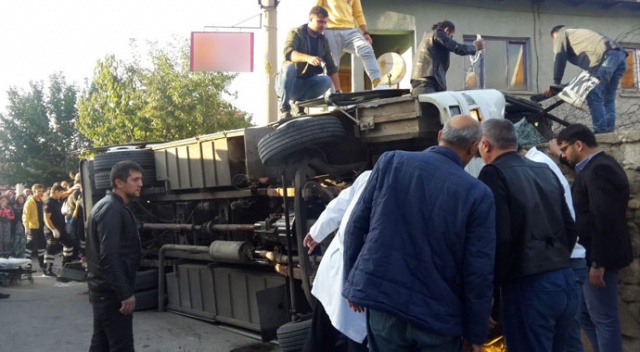 Uşak’ta işçileri taşıyan servis aracı devrildi: 10’un üzerinde yaralı