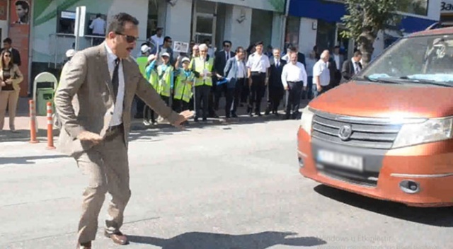 Valiye 'Yaya Geçidi Nöbeti'nde az kalsın araba çarpıyordu! Valiye 'Yaya Geçidi Nöbeti'nde az kalsın araba çarpıyordu!