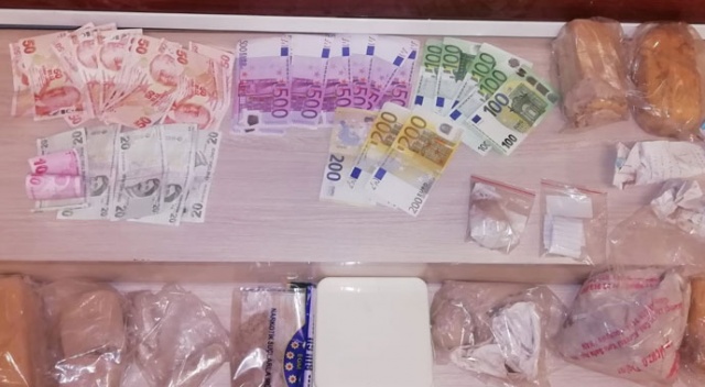 Van’da 2 kilo 883 gram eroin ve para ele geçirildi Van’da 2 kilo 883 gram eroin ve para ele geçirildi