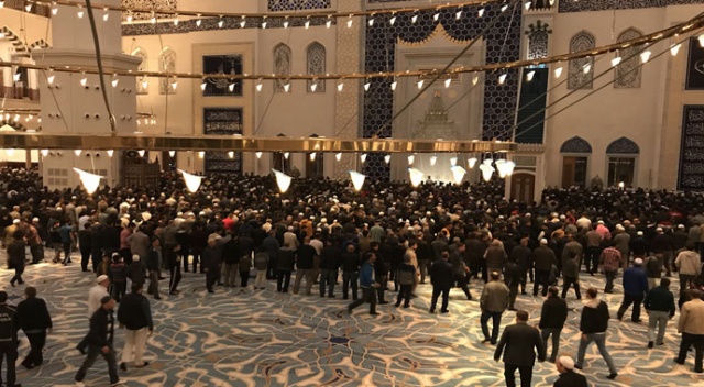 Vatandaşlar Mehmetçik için Çamlıca Camii’ne koştu