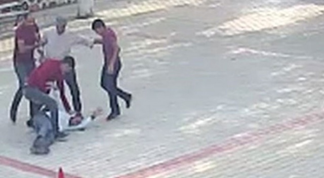 Veliler öğretmeni, öğrencilerin gözü önünde darp etti
