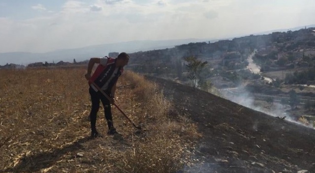 Yangından kurtardığı kaplumbağaya eliyle su içirdi