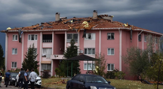 Yetkililer uyarmıştı! Fırtına apartmanların çatılarını uçurdu Yetkililer uyarmıştı! Fırtına apartmanların çatılarını uçurdu