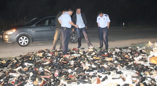 Yol kenarında yaklaşık 200 çift ayakkabı bulundu