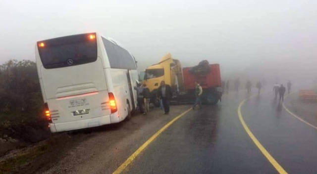 Yolcu otobüsü ile tır çarpıştı: 5 yaralı