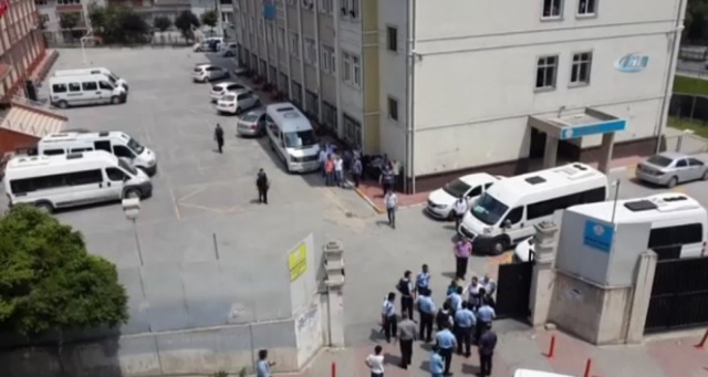 Zeytinburnu’nda öğrenciler arasında bıçaklı kavga: 2 yaralı