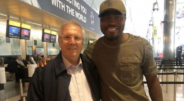 Emenike: 'Mutlu yıllar baba' Emenike: 'Mutlu yıllar baba'