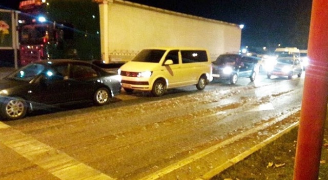 25 kasa hamsi yola döküldü 25 kasa hamsi yola döküldü
