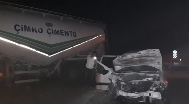 Adana&#039;da kamyonet ile beton mikseri çarpıştı: 4 yaralı