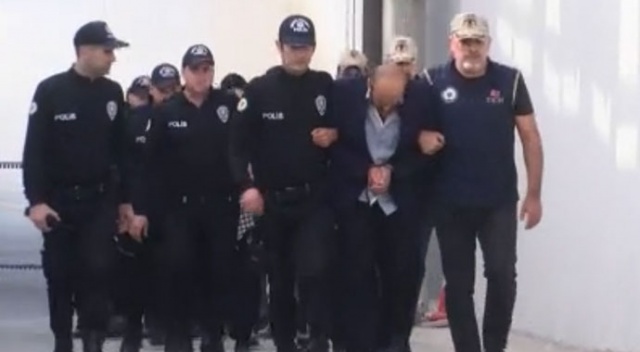 Adana'da terör operasyonunda yakalanan 7 Suriyeli sınır dışı edilecek Adana'da terör operasyonunda yakalanan 7 Suriyeli sınır dışı edilecek