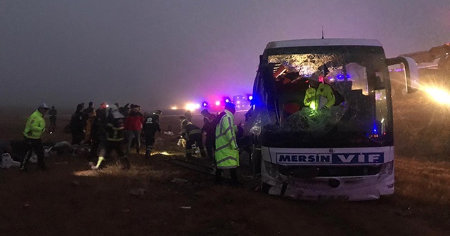 Aksaray&#039;da yolcu otobüsü devrildi, ölü ve  yaralılar var