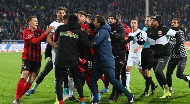 Almanya Bundesliga karıştı, teknik direktör yere yığıldı! Almanya Bundesliga karıştı, teknik direktör yere yığıldı!