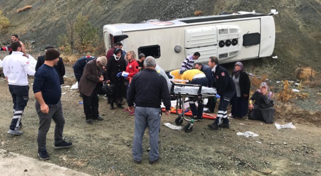 Ankara-Bala kara yolunda servis aracı devrildi Ankara-Bala kara yolunda servis aracı devrildi