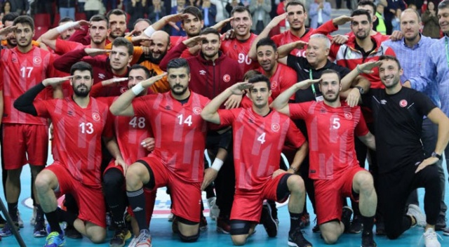 Asker selamı verdiği için takımından kovulmuştu! Antalyaspor sahip çıktı Asker selamı verdiği için takımından kovulmuştu! Antalyaspor sahip çıktı