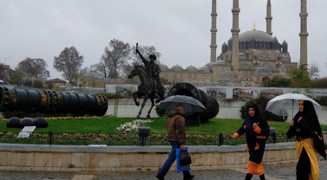 Beklenen yağmur Edirne'de başladı, İstanbul'a geliyor Beklenen yağmur Edirne'de başladı, İstanbul'a geliyor