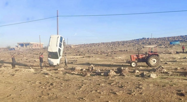 Böyle kaza görülmedi! Araç adeta direğe tırmandı