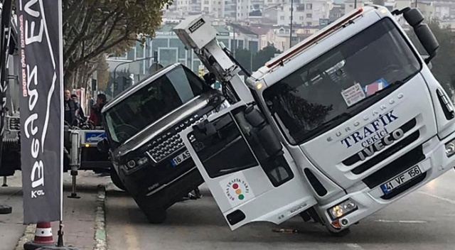 Çekici lüks aracı kaldırmaya çalışırken yan yattı