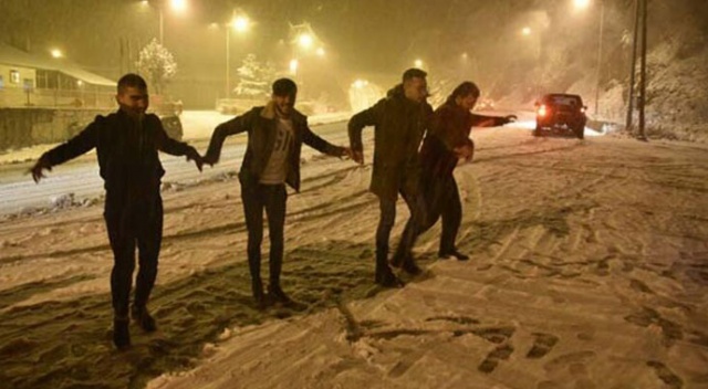 Doğu&#039;da kar yağışı başladı! Vatandaşlar horon tepti