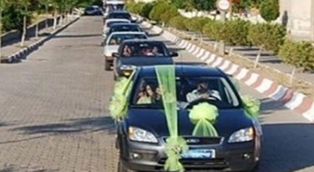 Düğün konvoyunda ateşe para cezası