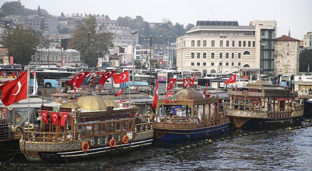 Eminönü balıkçılarının bekleyişi sürüyor Eminönü balıkçılarının bekleyişi sürüyor