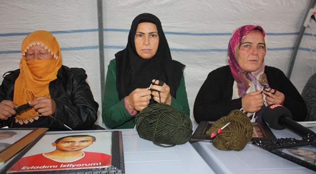 Evlat nöbetindeki anneler Mehmetçiğe atkı ördü