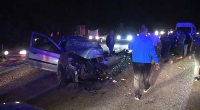 Feci kaza... Minibüs ile otomobil kafa kafaya çarpıştı: 1 ölü, 20 yaralı Feci kaza... Minibüs ile otomobil kafa kafaya çarpıştı: 1 ölü, 20 yaralı